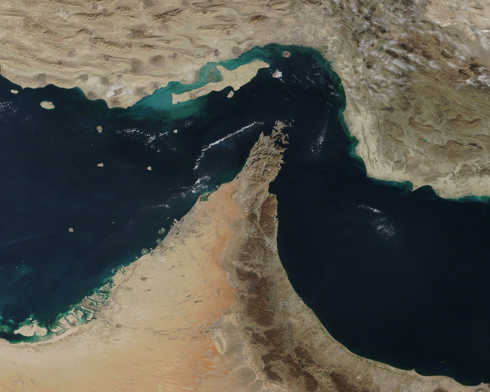 El estrecho de Ormuz y la península omaní de Musandam vistos por satélite; Bukha está en la costa oeste de la península (imagen de archivo de 2018).