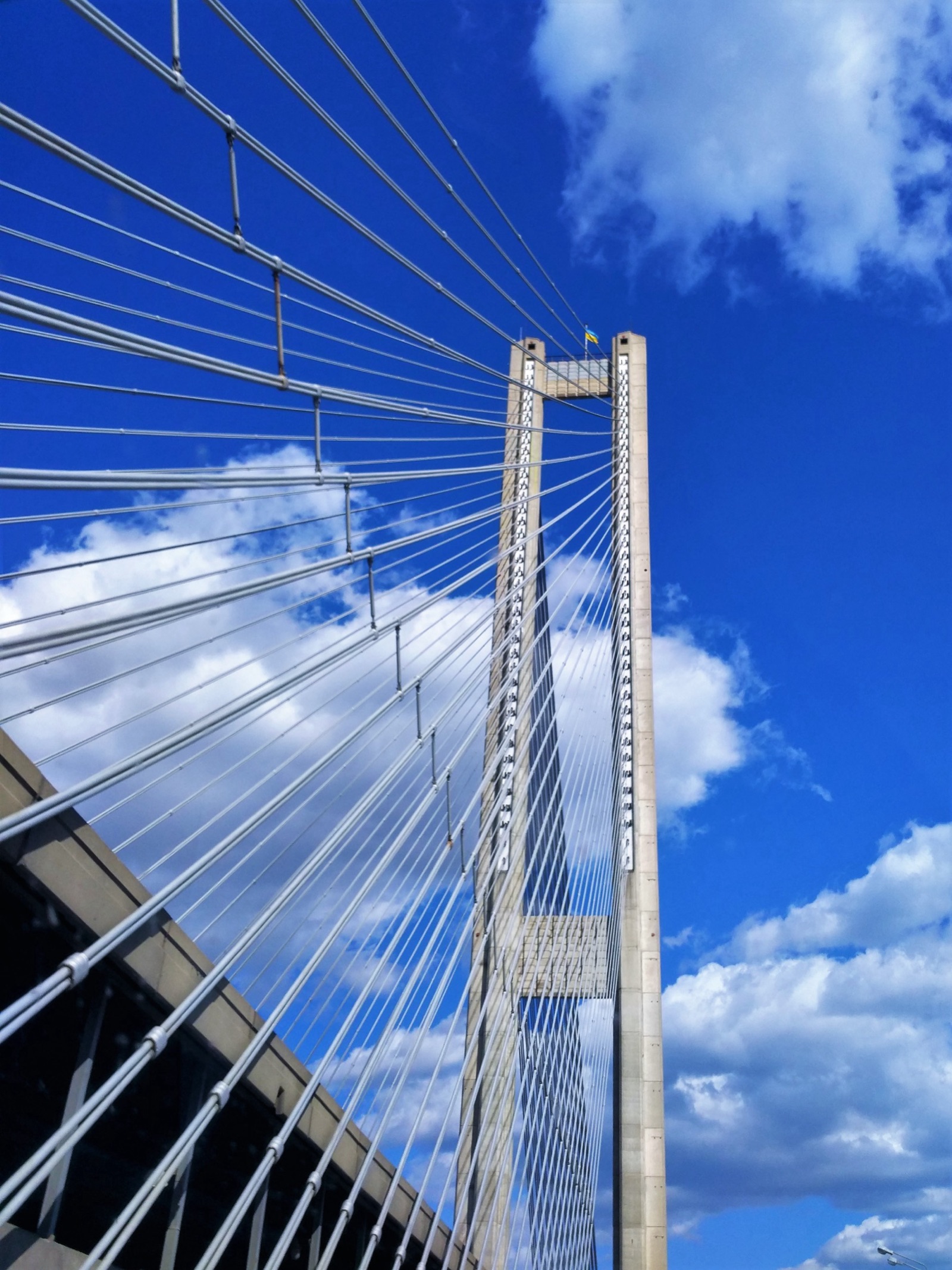 Pilón del Puente Sur de Kiev, sobre el río Dniéper, en una imagen de abril de 2018.
