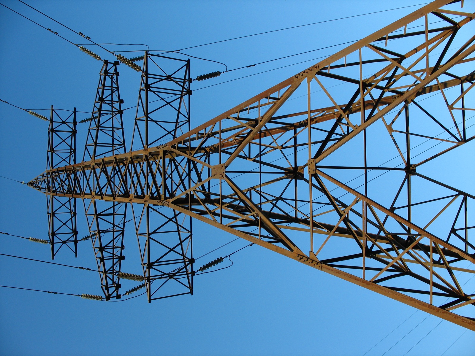 Torre de una línea eléctrica de alta tensión; imagen de referencia, no corresponde al ataque.