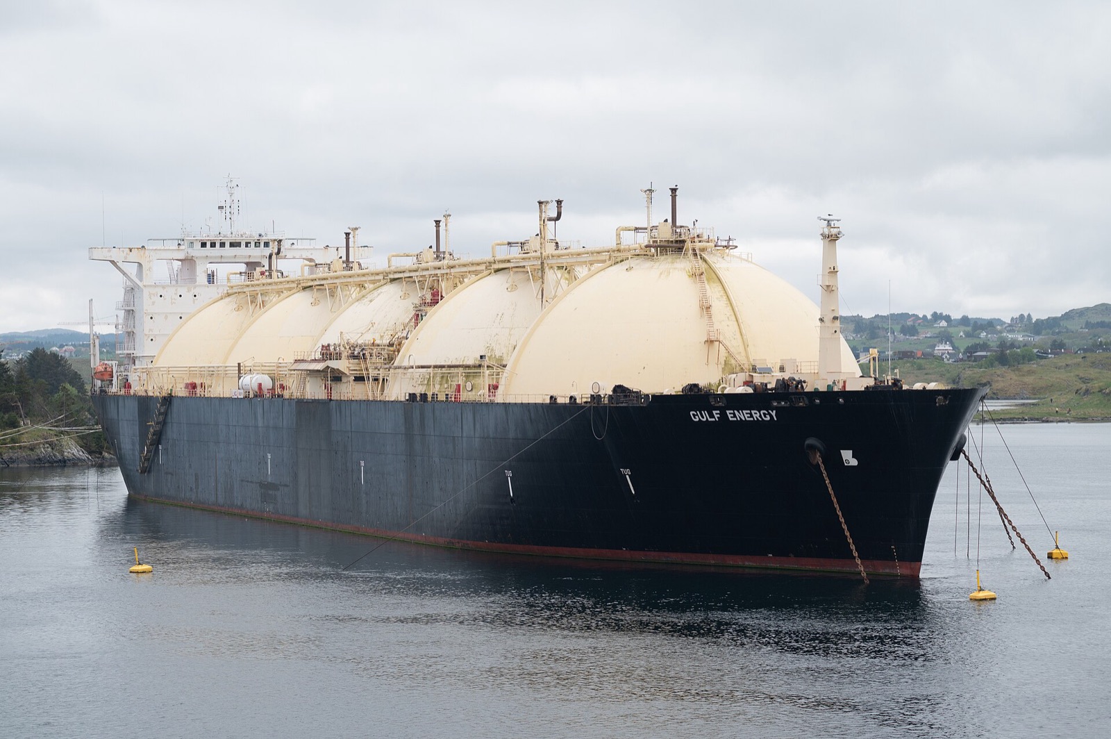 Un buque metanero, como los que transportan gas natural licuado, fondeado en Noruega (imagen de archivo de 2023).