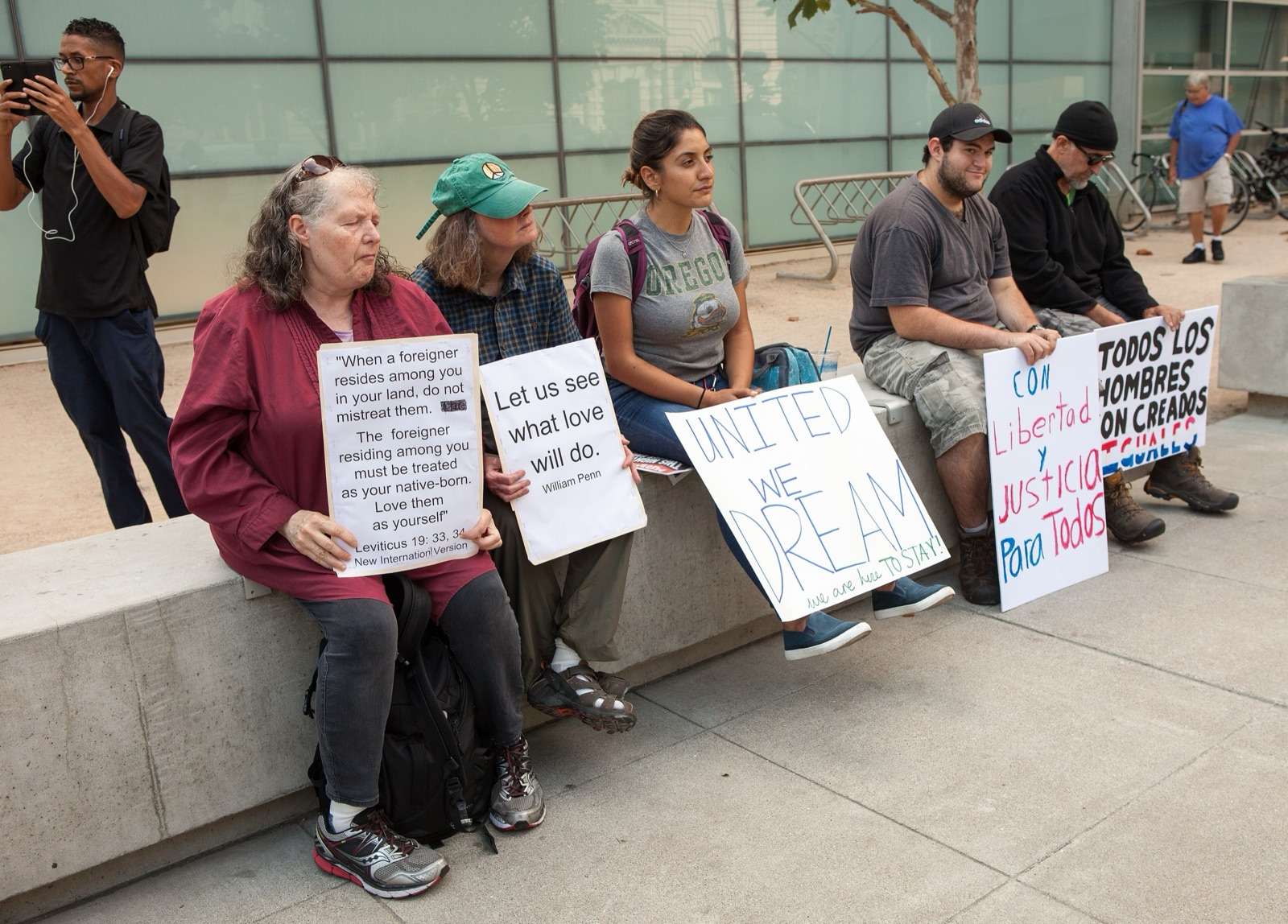 Manifestantes con carteles en inglés y en español defienden DACA en San Francisco el 5 de septiembre de 2017, el día en que se anunció su cancelación.
