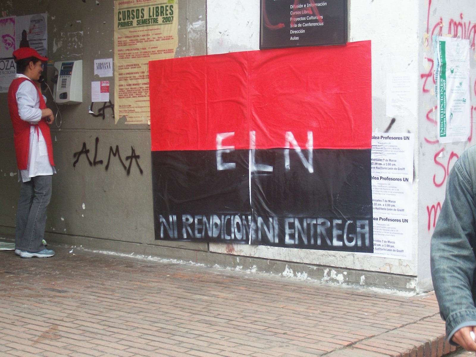Cartel del ELN en la Universidad Nacional de Colombia, en Bogotá, fotografiado en 2007.