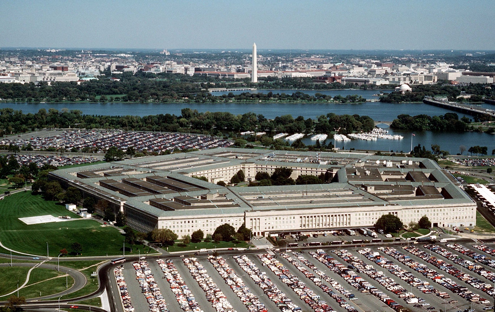 Vista aérea del Pentágono, en Arlington, Virginia, con Washington al fondo.