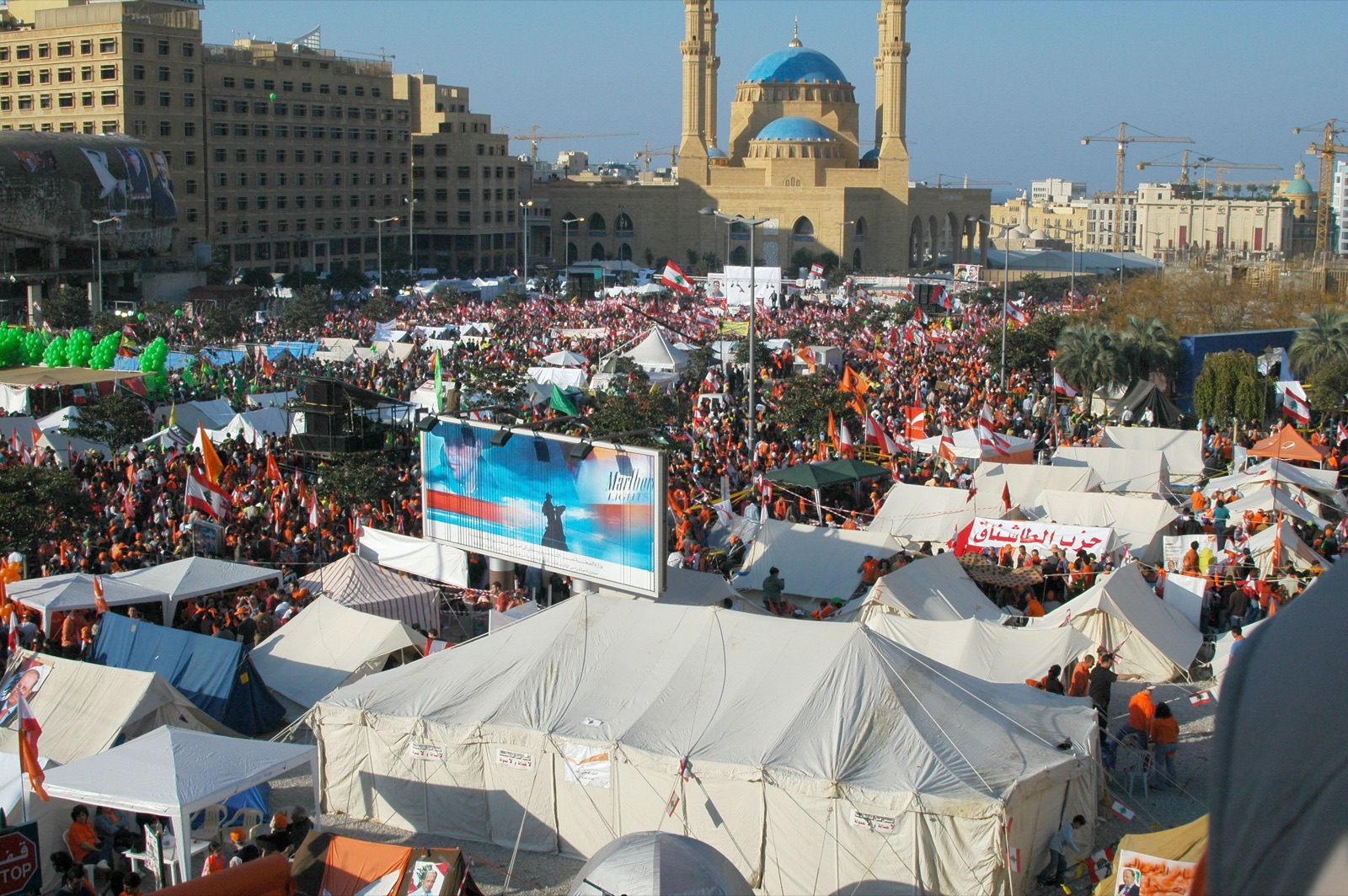 Campamento de protesta de la oposición encabezada por Hezbolá y sus aliados en el centro de Beirut, el 10 de diciembre de 2006.