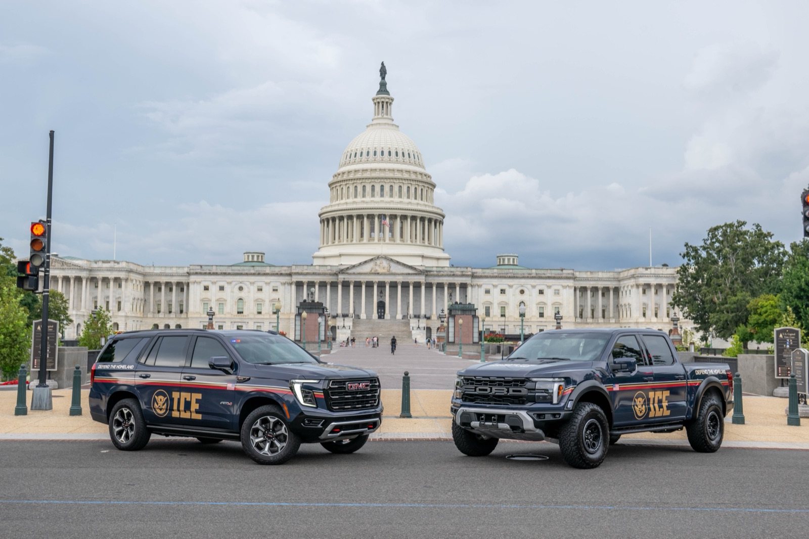 Dos vehículos de ICE frente al Capitolio, en Washington, en agosto de 2025.