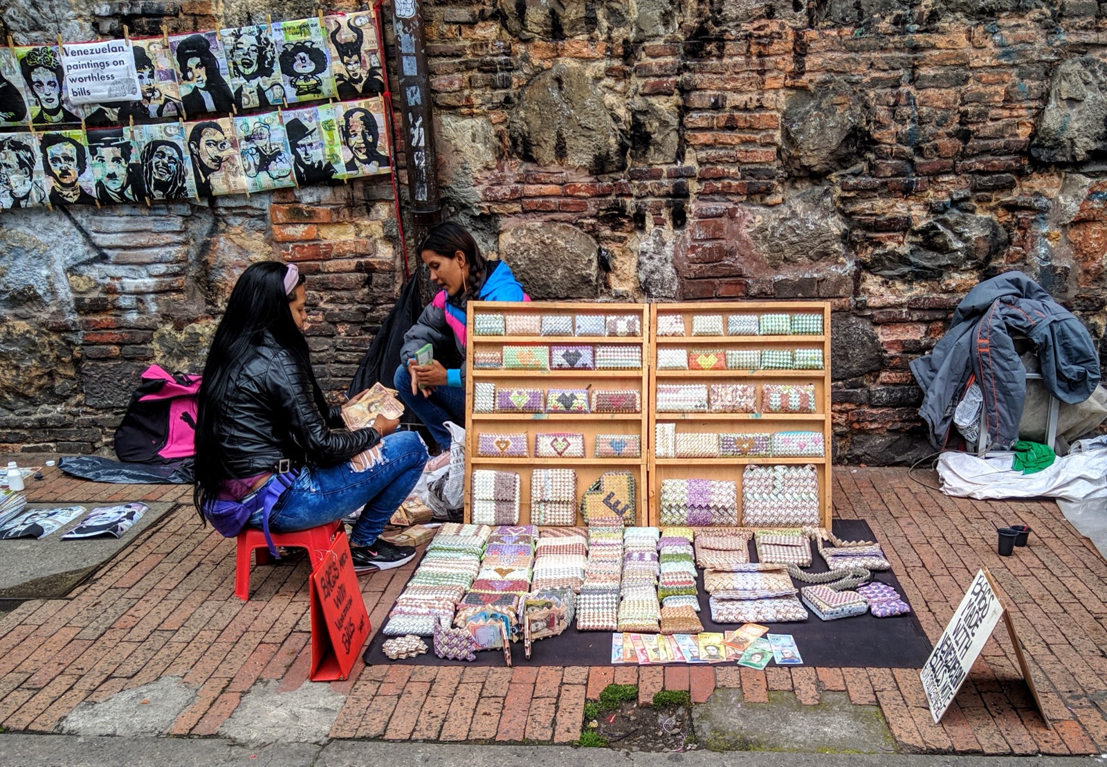 Migrantes venezolanos venden en Bogotá artesanías hechas con billetes de bolívares que la hiperinflación dejó casi sin valor.