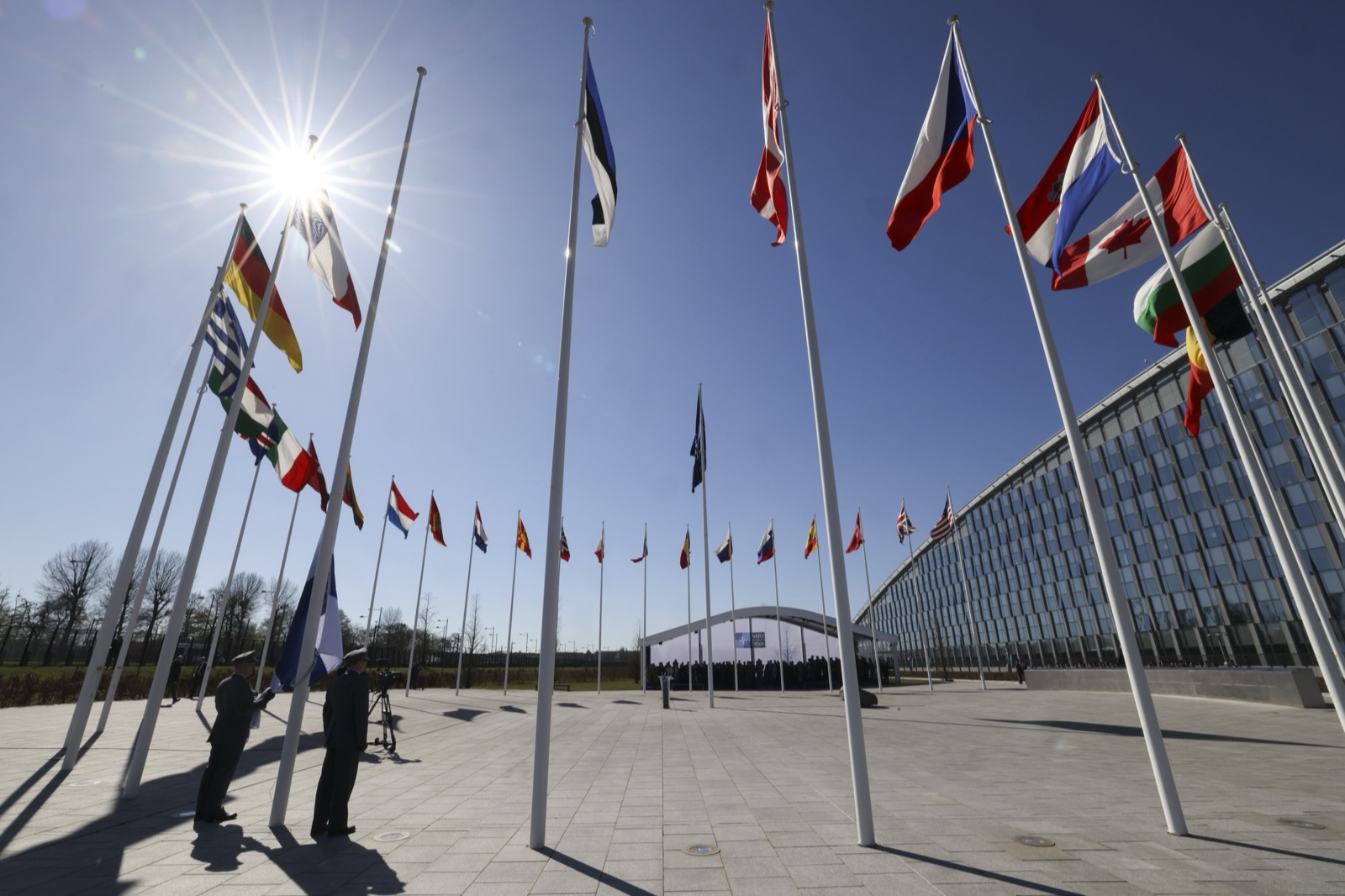 Soldados se preparan para izar la bandera de Finlandia en la sede de la OTAN en Bruselas, el 4 de abril de 2023, día en que el país se convirtió en el miembro número 31.