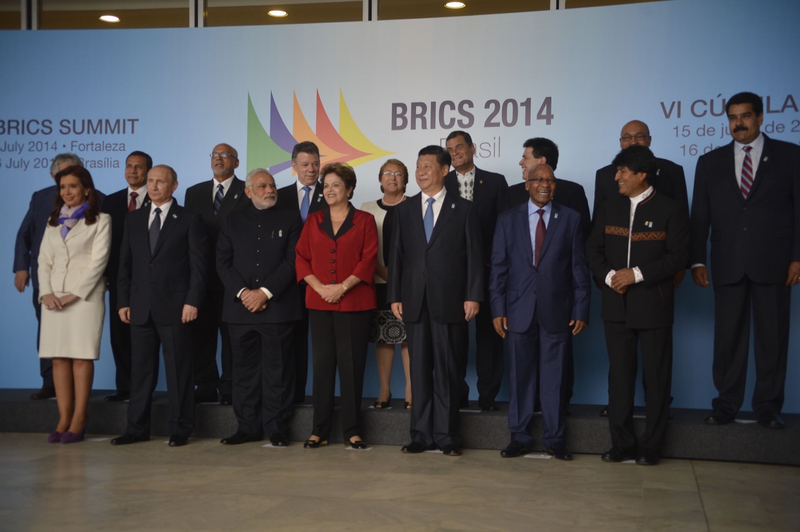 Brasilia, 16 de julio de 2014: Dilma Rousseff (centro), anfitriona de la cumbre de los BRICS, junto a Vladímir Putin, Narendra Modi, Xi Jinping, Jacob Zuma y presidentes sudamericanos invitados.
