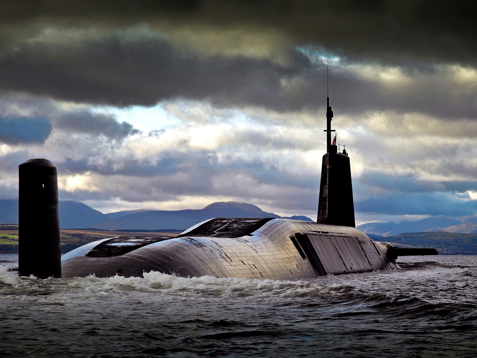 El submarino nuclear HMS Vengeance, de la clase Vanguard, regresa a la base naval del Clyde, en Escocia.