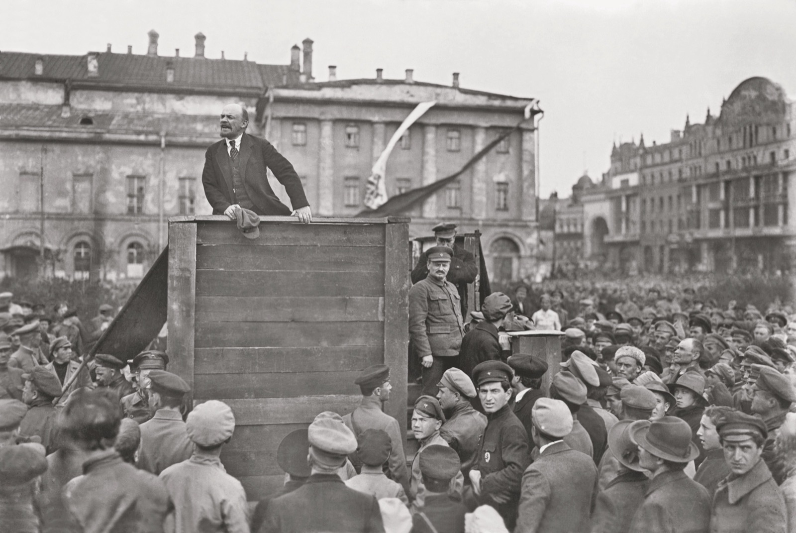 Lenin habla a soldados del Ejército Rojo en la plaza Sverdlov (hoy plaza del Teatro) de Moscú, el 5 de mayo de 1920. En las escaleras del estrado están León Trotski y Lev Kámenev.
