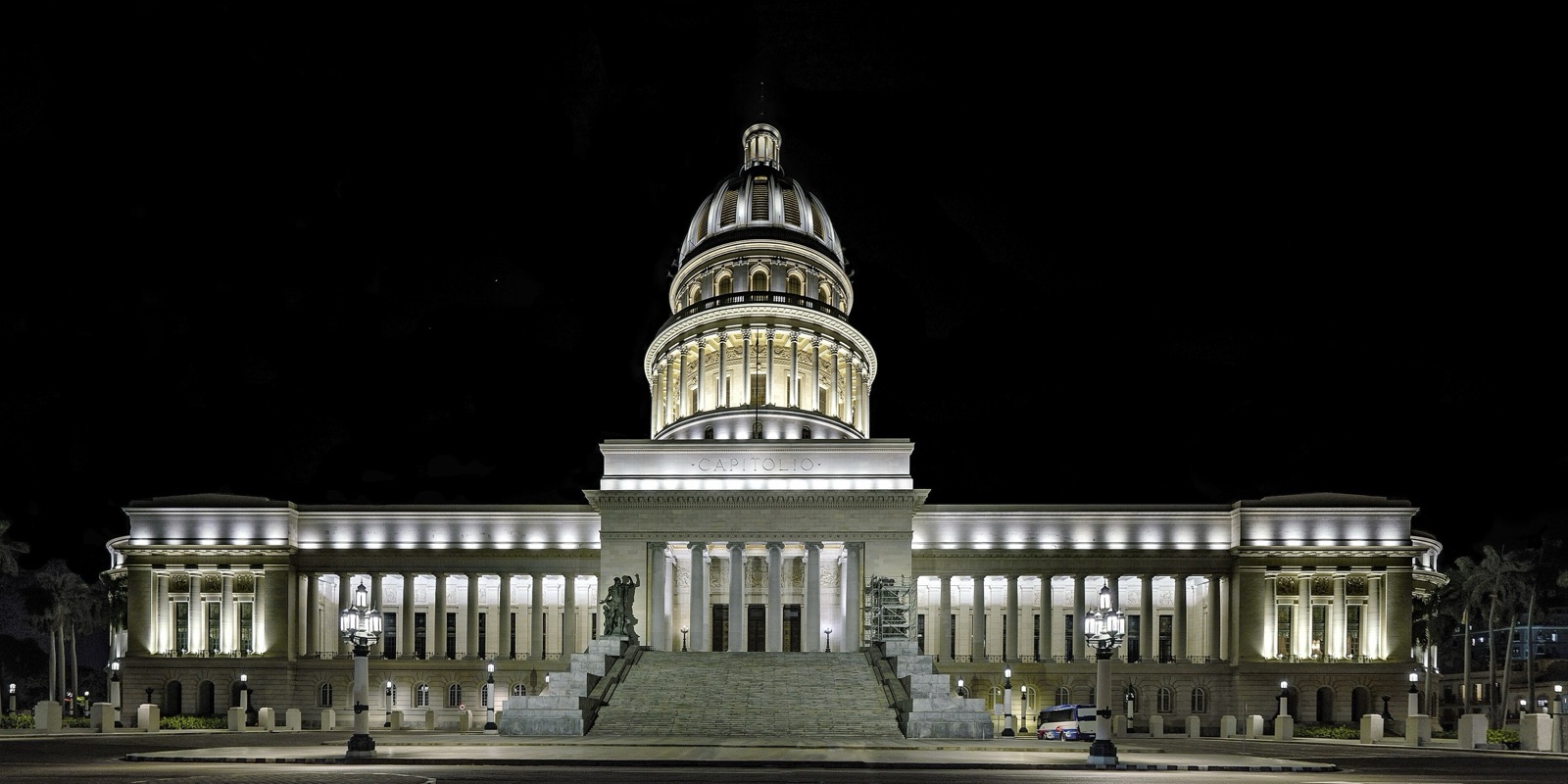 El Capitolio de La Habana, en Cuba, iluminado de noche.