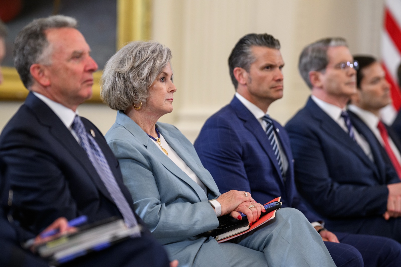 El secretario de Estado, Marco Rubio (con lentes), junto a Pete Hegseth y Susie Wiles en una reunión de Trump con Zelenski y líderes europeos en la Casa Blanca, el 18 de agosto de 2025 (archivo).