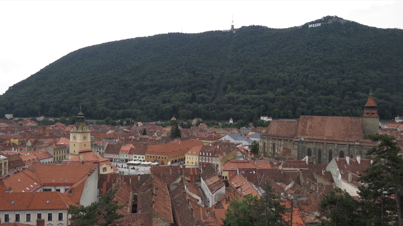 Vista del centro histórico de Brașov, ciudad del centro de Rumanía donde ocurrió el incendio.