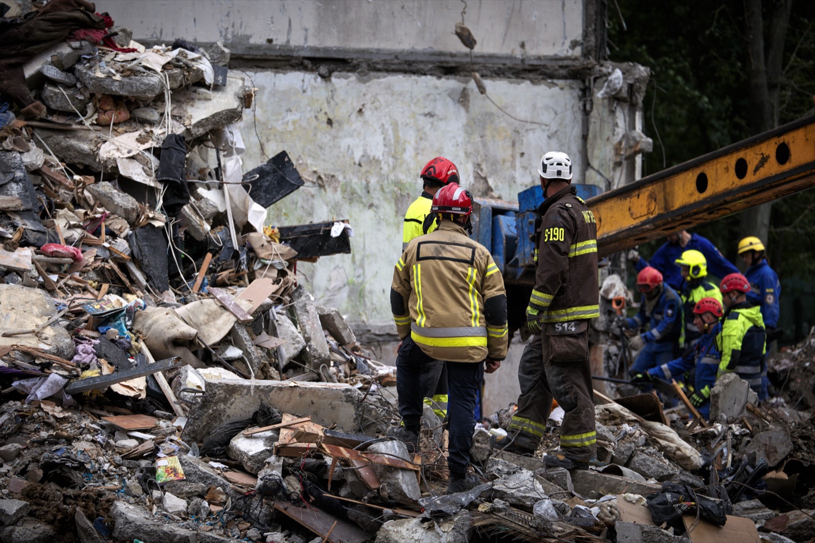 Rescatistas trabajan entre los escombros de un edificio residencial destruido por un ataque ruso en Kiev, en julio de 2025.