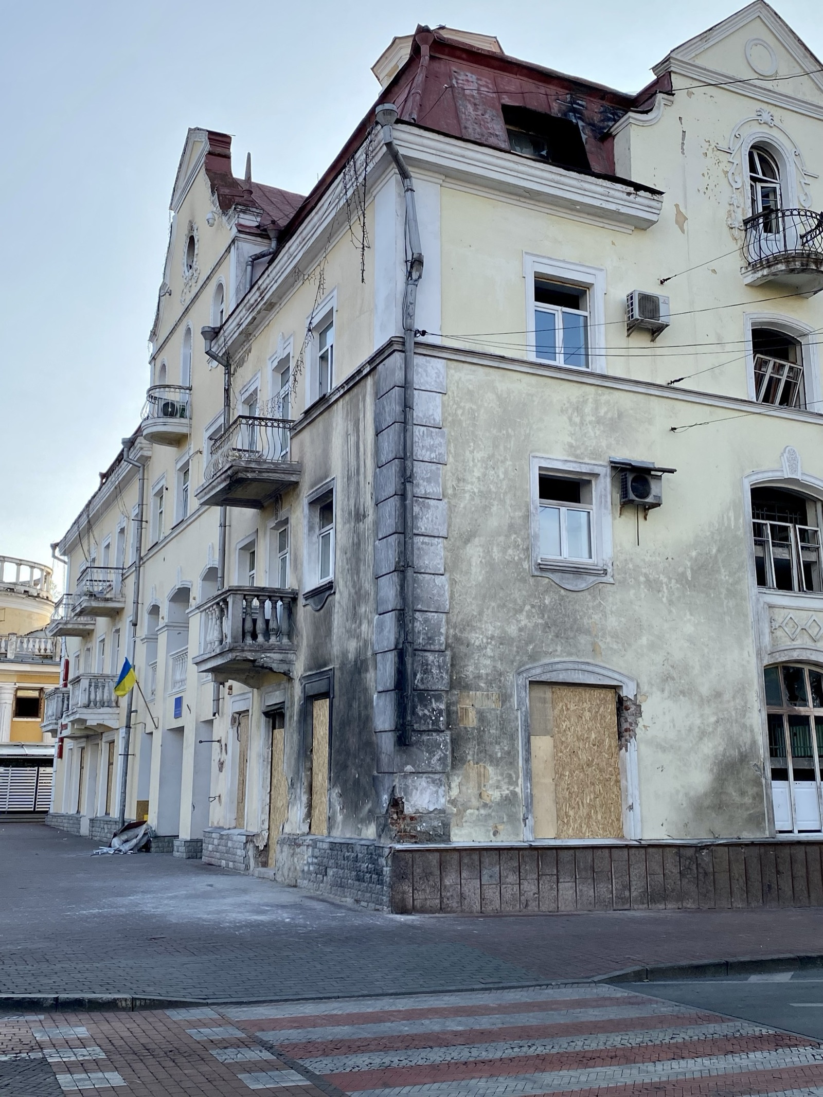 El antiguo hotel Desna, en el centro de Chernígov, con los daños del ataque ruso de agosto de 2023.