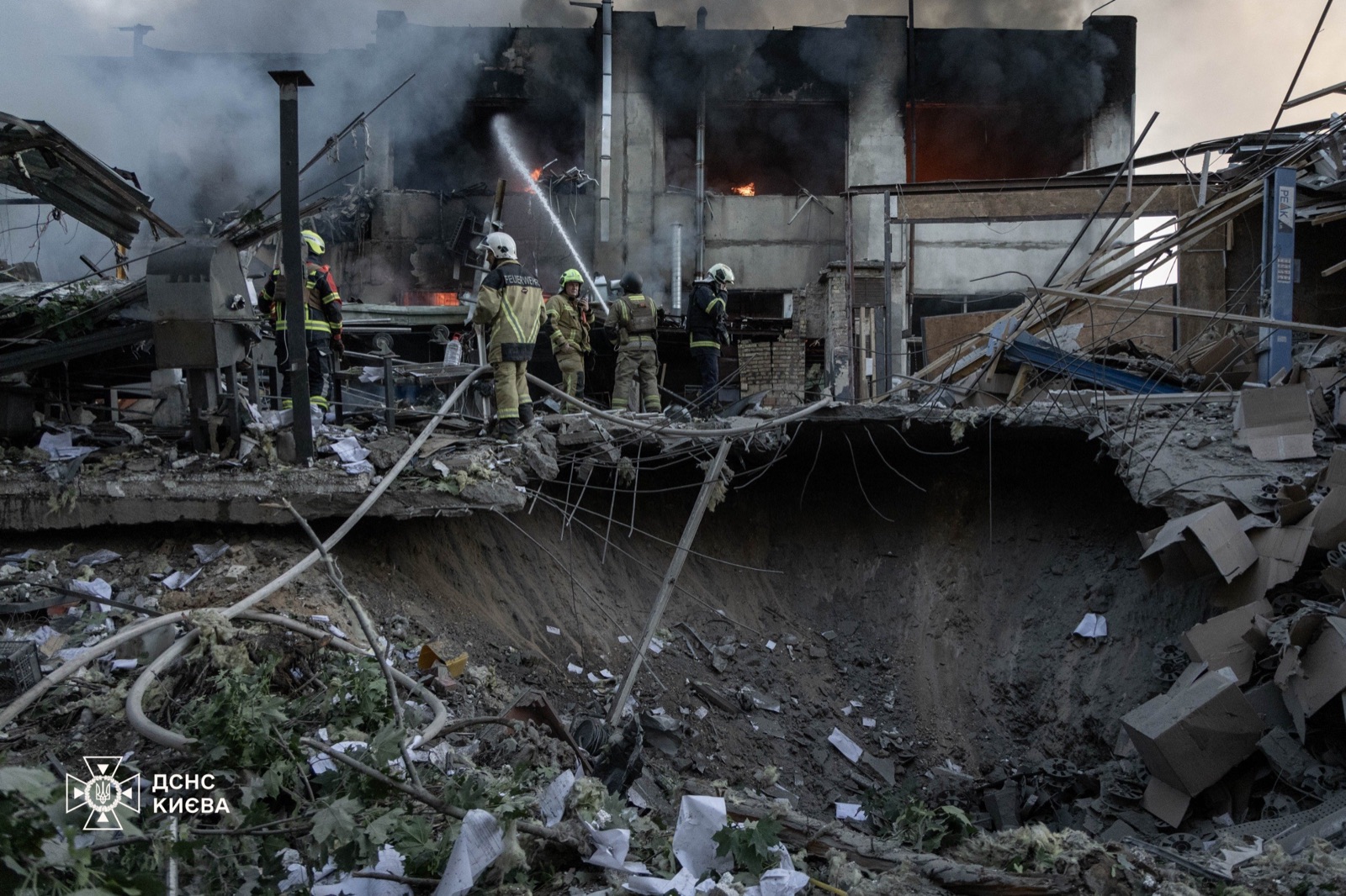 Rescatistas del Servicio Estatal de Emergencias trabajan en Kiev tras un ataque ruso, el 2 de junio de 2026 (imagen de archivo).