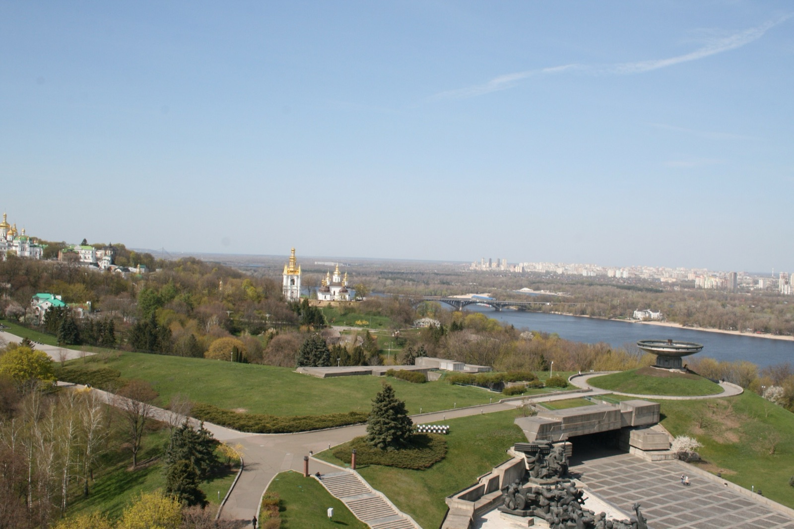 Vista del monasterio de las Cuevas (Lavra de Pechersk) y del río Dniéper, en Kiev (imagen de archivo).