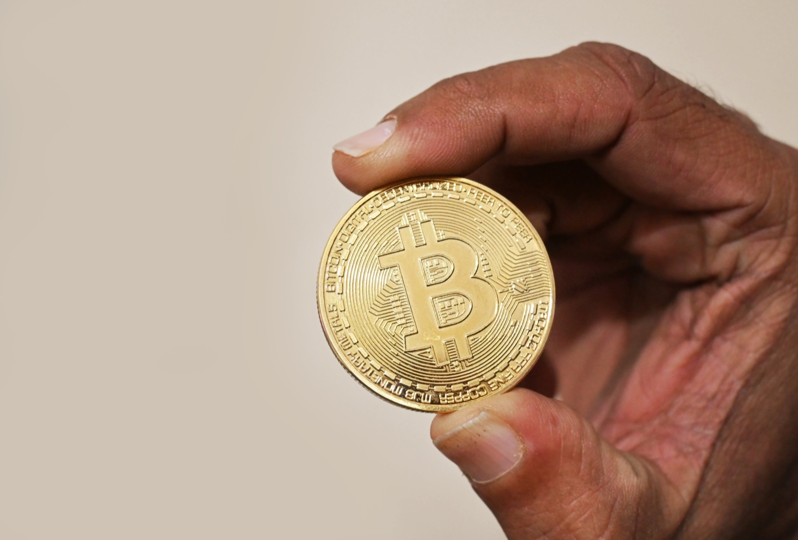 Una moneda física de bitcoin: las donaciones de Belenki se hicieron con criptomonedas.