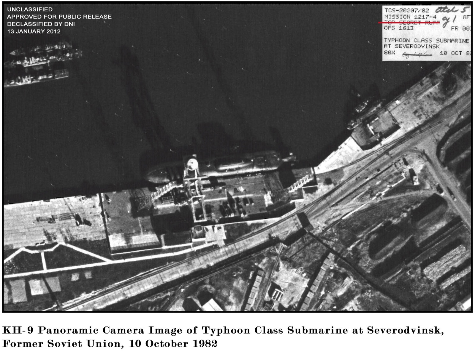 Imagen desclasificada de un satélite espía de Estados Unidos que muestra un submarino nuclear soviético de la clase Tifón en Severodvinsk, en 1982 (archivo).