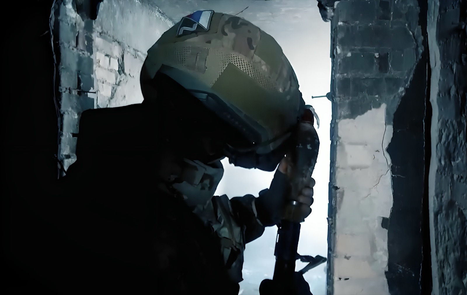 Un soldado ruso recarga un mortero dentro de un edificio dañado en Bajmut, 2023, imagen de archivo.