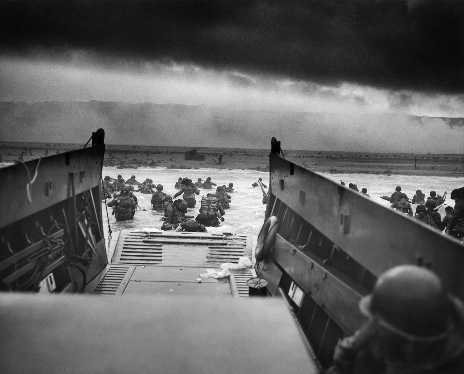 Soldados estadounidenses desembarcan en la playa de Omaha, en Normandía (Francia), el 6 de junio de 1944, el Día D.