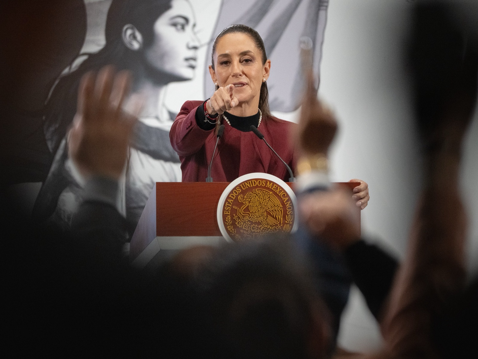 Claudia Sheinbaum responde preguntas en una conferencia de prensa en Palacio Nacional, en junio de 2025.