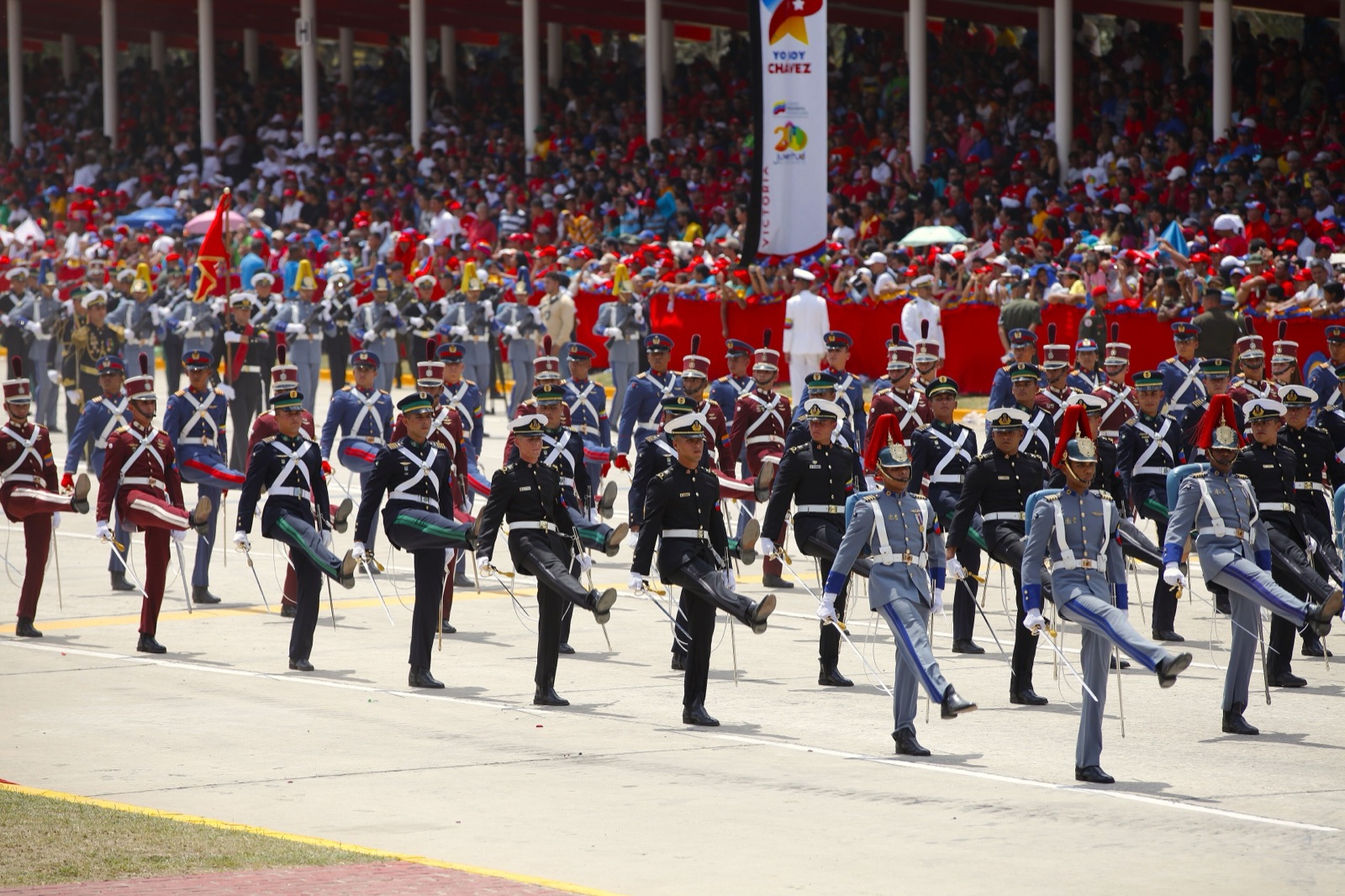 Cadetes de la Fuerza Armada Nacional Bolivariana desfilan en Caracas, en marzo de 2014. Imagen de archivo.