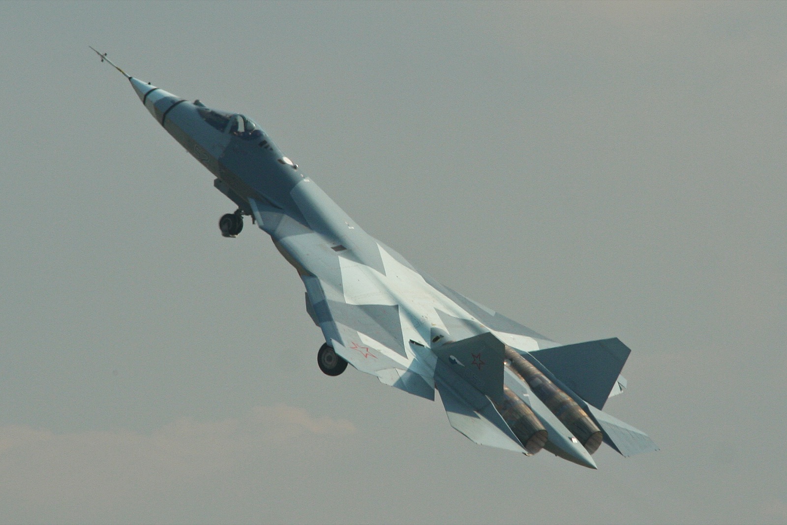 Un prototipo T-50, antecesor del Su-57, en vuelo durante una exhibición aérea (foto de archivo).
