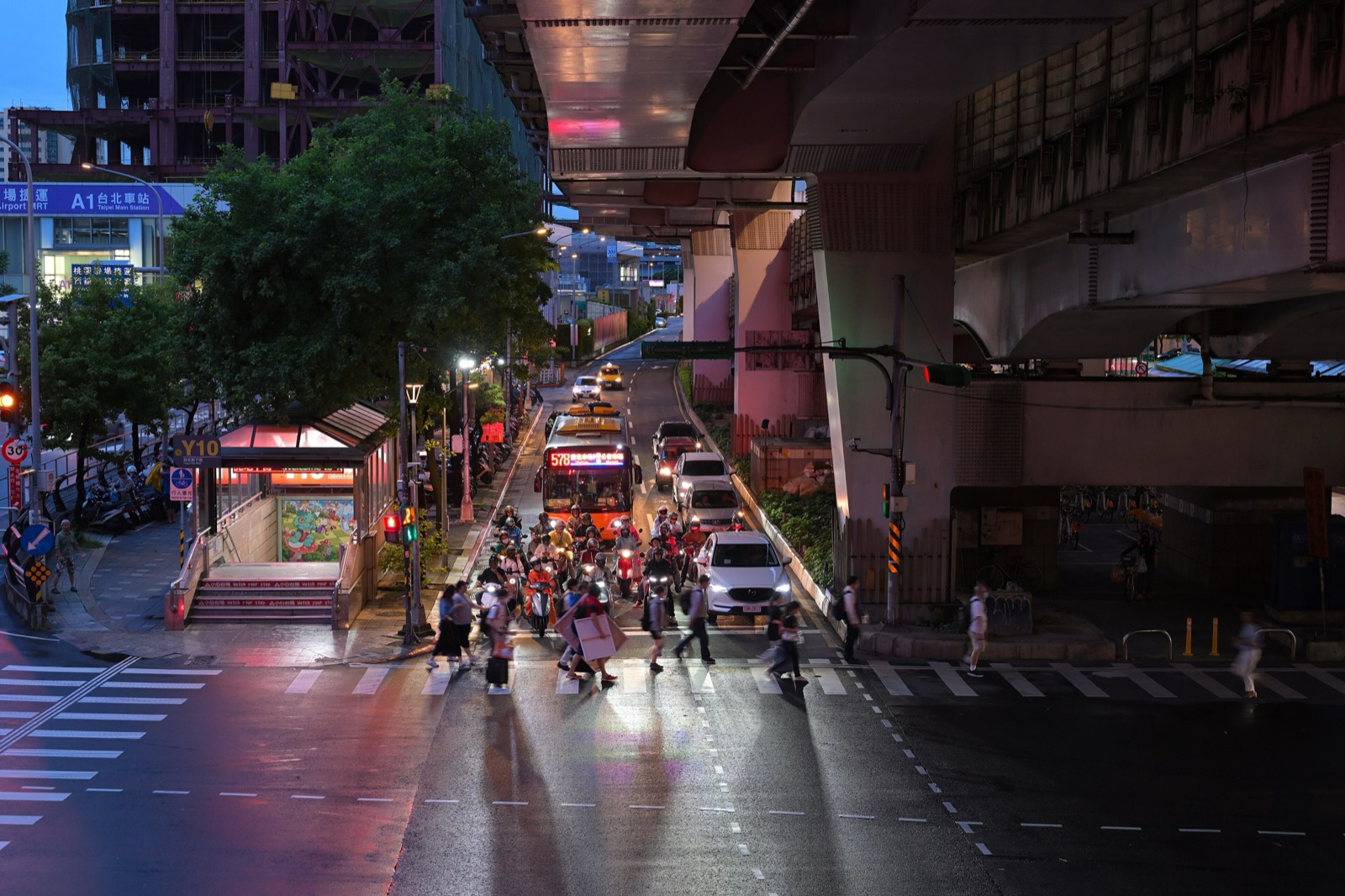Motos y autos en una calle cerca de la Estación Principal de Taipéi, en mayo de 2025.