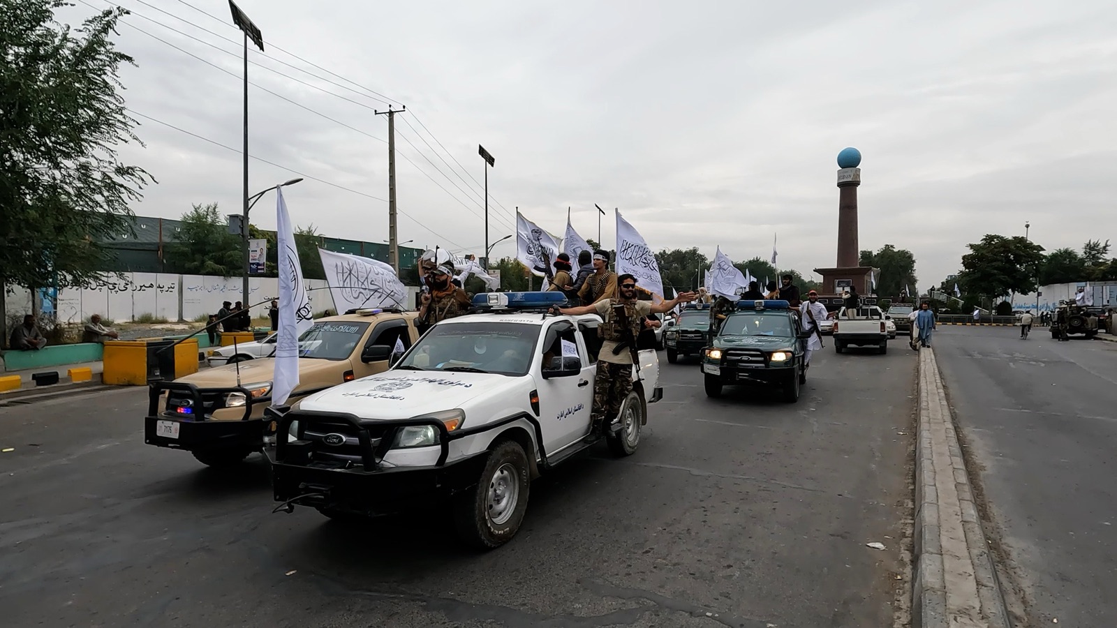 Vehículos con banderas blancas del Emirato Islámico recorren una avenida de Kabul durante un desfile talibán.
