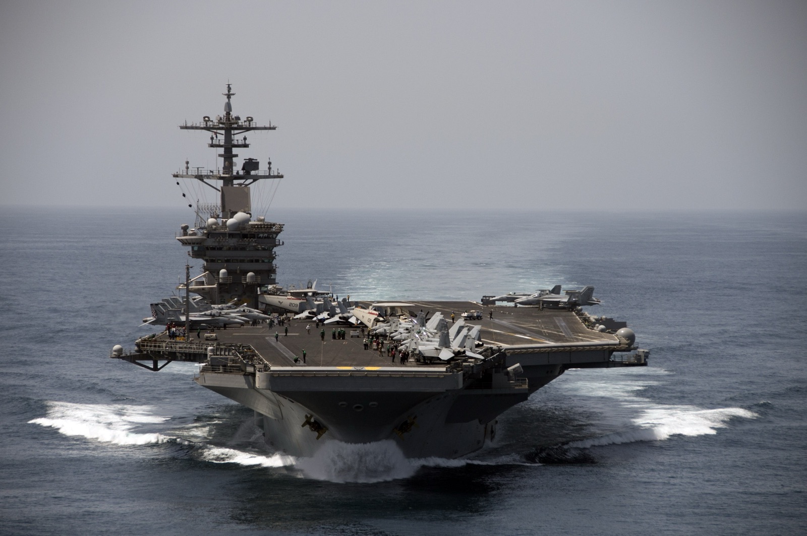 El portaaviones USS Theodore Roosevelt navegando en el mar Arábigo en 2015.