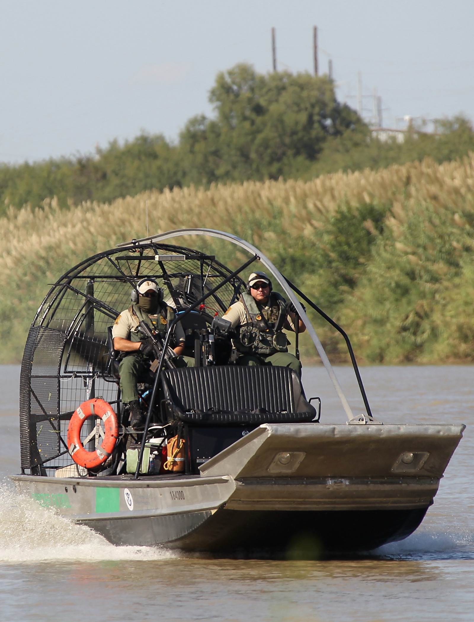 Una unidad fluvial de la Patrulla Fronteriza recorre el Río Bravo cerca de Laredo, Texas, en septiembre de 2013 (imagen de archivo).