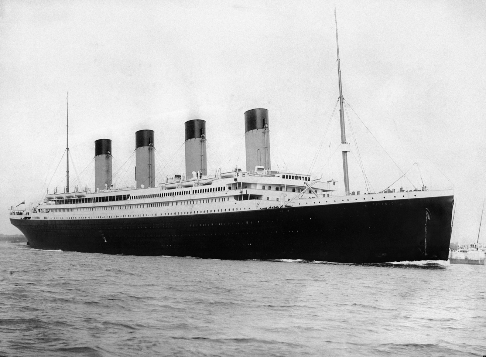 El Titanic sale del puerto de Southampton, Inglaterra, el 10 de abril de 1912, al comienzo de su único viaje.
