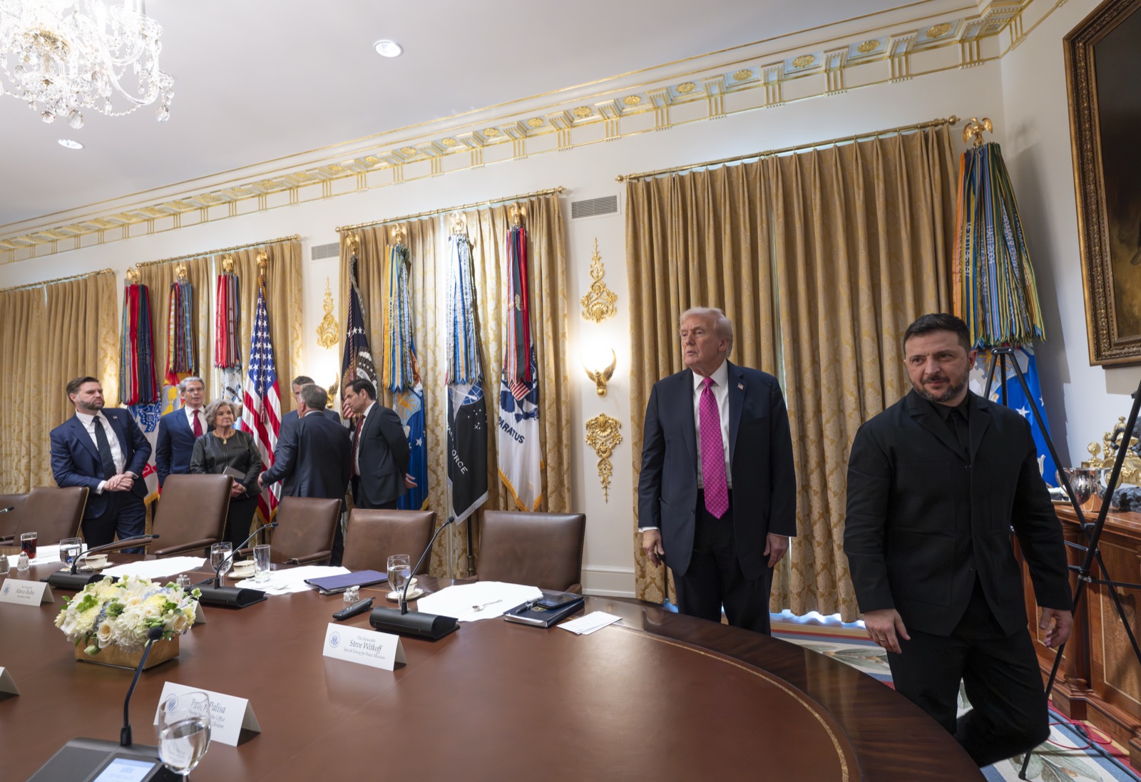 Volodímir Zelenski sale de la Casa Blanca tras reunirse con Donald Trump, el 17 de octubre de 2025.