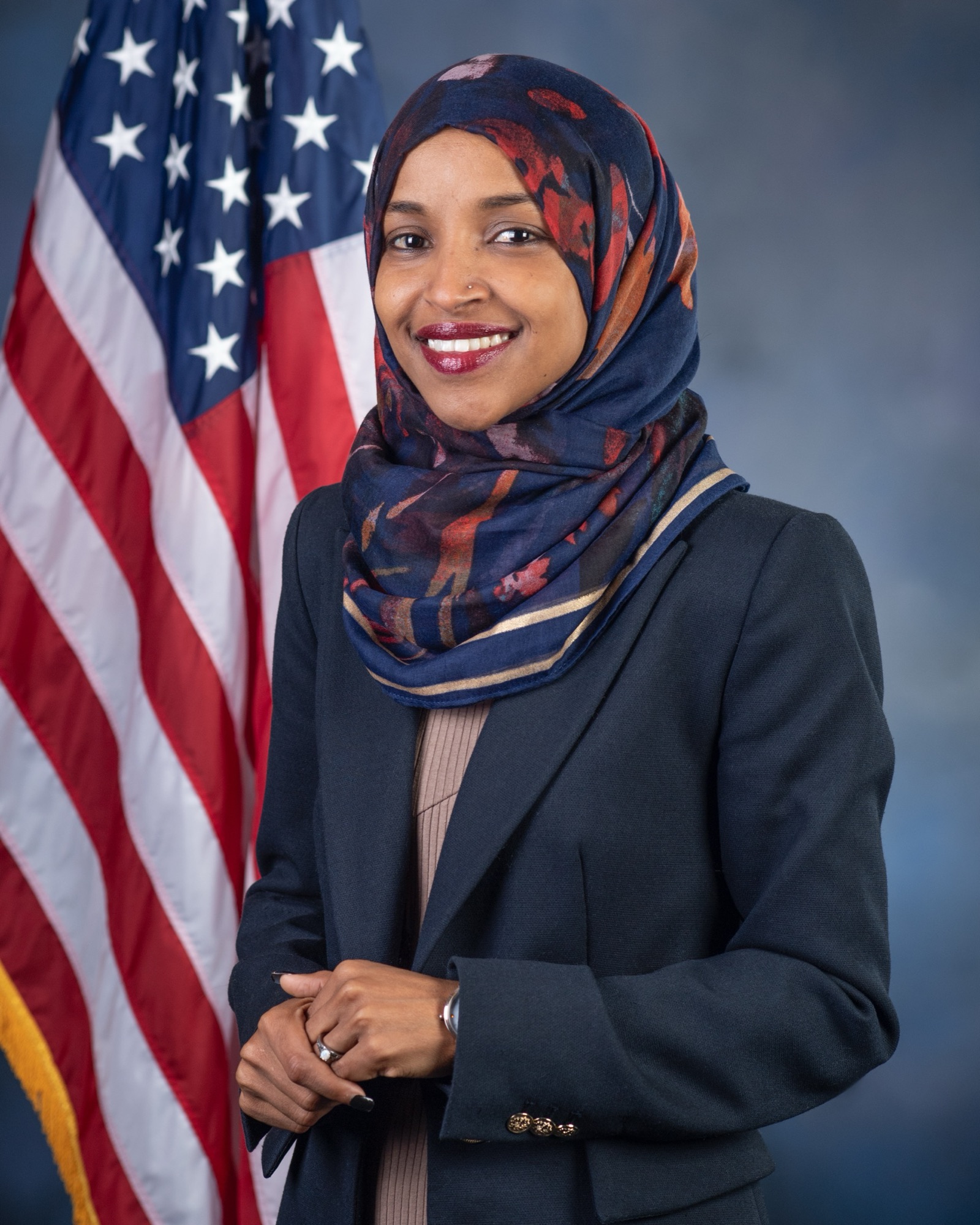 Retrato oficial de la congresista Ilhan Omar, representante de Minnesota en la Cámara de Representantes de Estados Unidos.