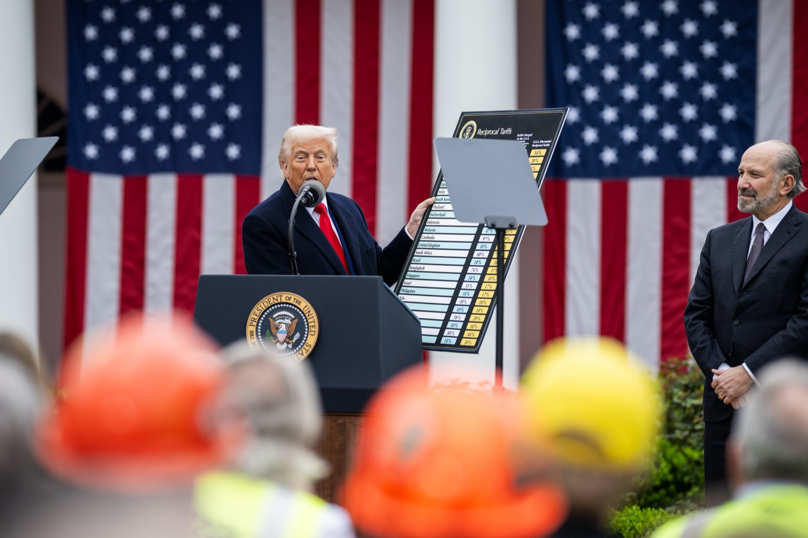 Donald Trump muestra una tabla de aranceles durante un acto en la Casa Blanca en abril de 2025 (archivo).