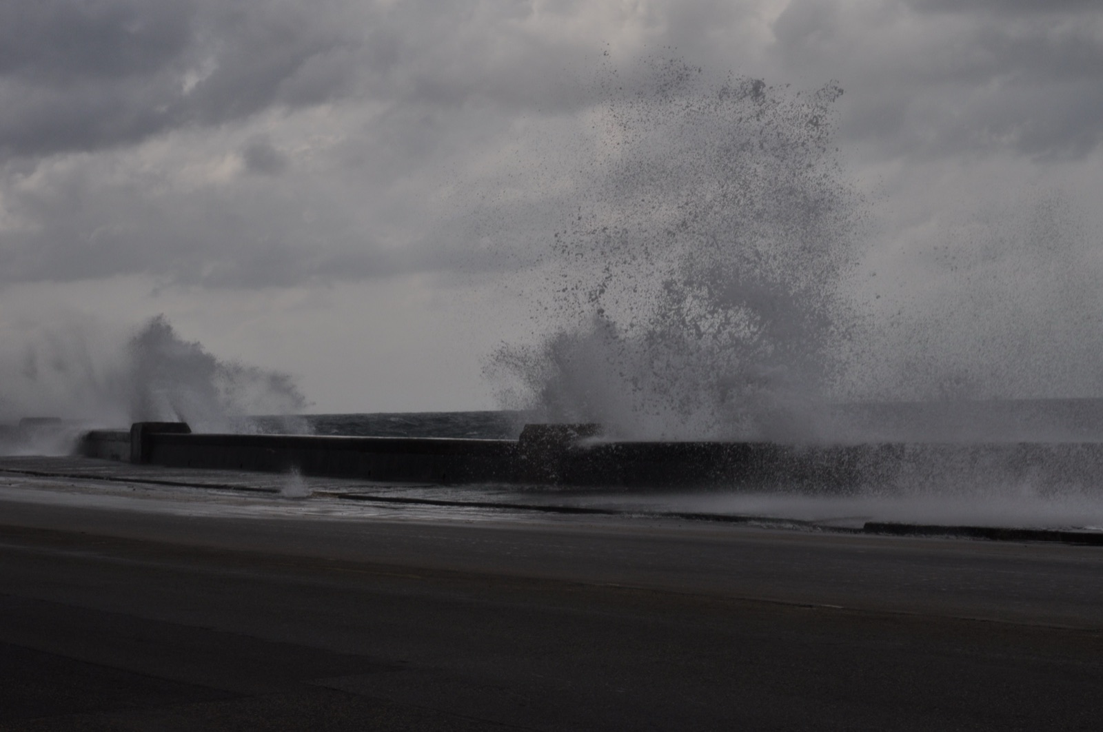 Olas sobre el Malecón de La Habana, frente al estrecho de Florida.