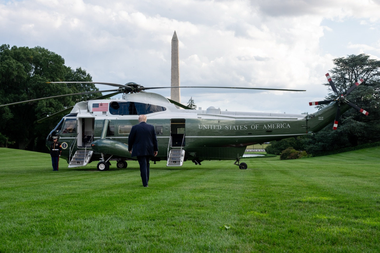 Donald Trump camina hacia el helicóptero presidencial Marine One en el jardín sur de la Casa Blanca (foto de archivo, septiembre de 2025).