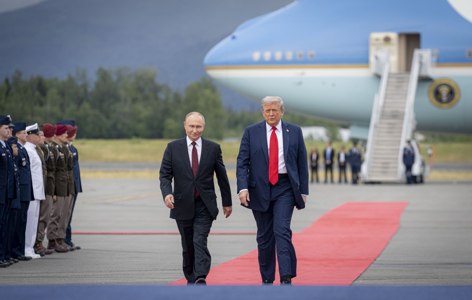 Trump recibe a Putin en la base Elmendorf-Richardson, en Anchorage, Alaska, el 15 de agosto de 2025.