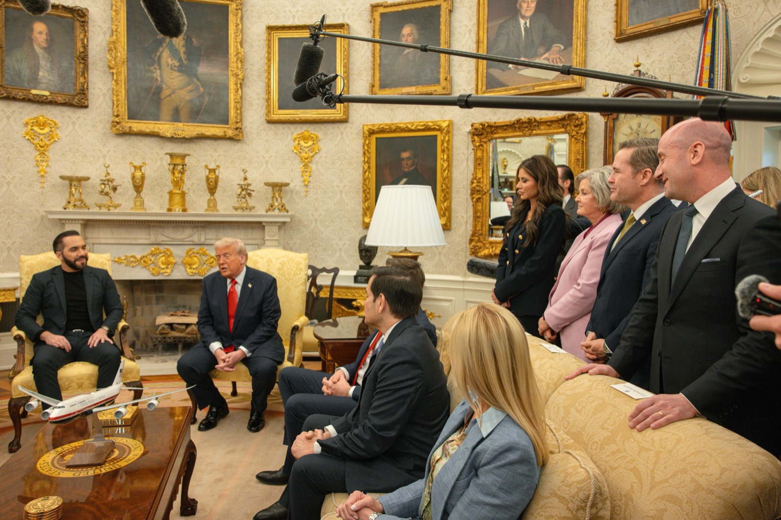 Nayib Bukele y Donald Trump durante su reunión en la Oficina Oval en abril de 2025.