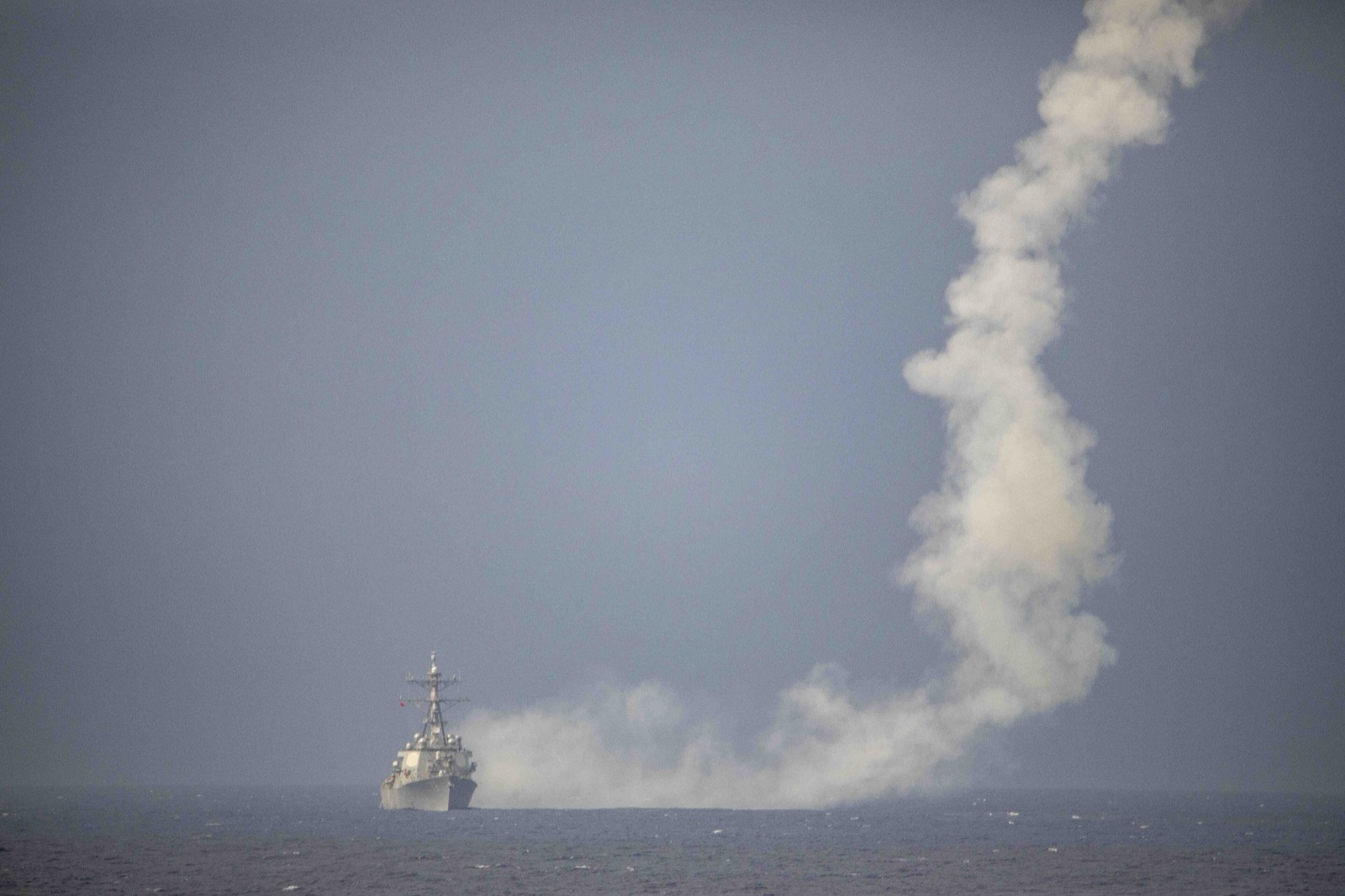 Buques de guerra de la Armada de Estados Unidos durante un ejercicio de fuego real (imagen de archivo).