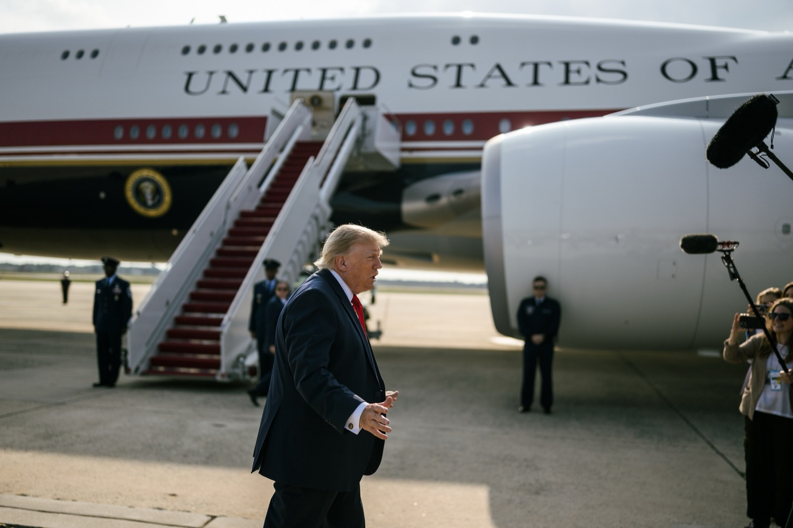Donald Trump habla con la prensa antes de abordar el Air Force One en la base conjunta Andrews, Maryland, el 1 de julio de 2026 (imagen de archivo).