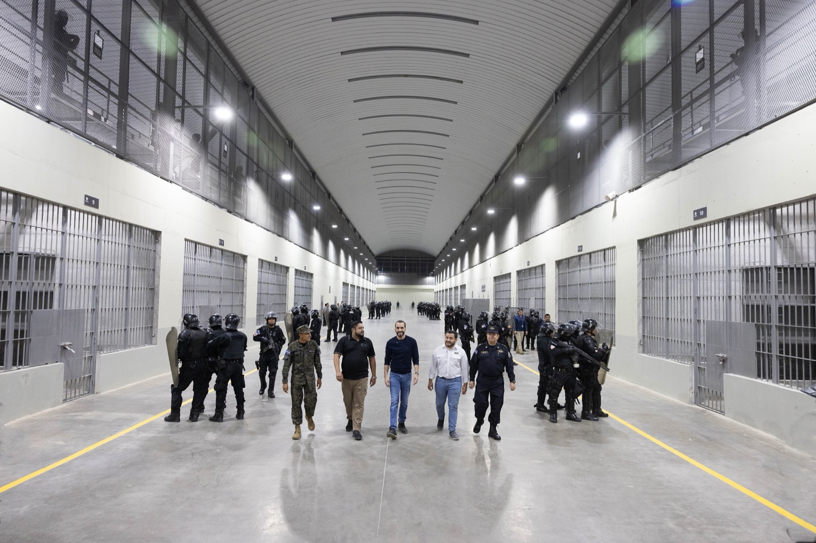 Nayib Bukele durante una visita al CECOT, la megacárcel salvadoreña que Trump puso como ejemplo (imagen de archivo, 2023).