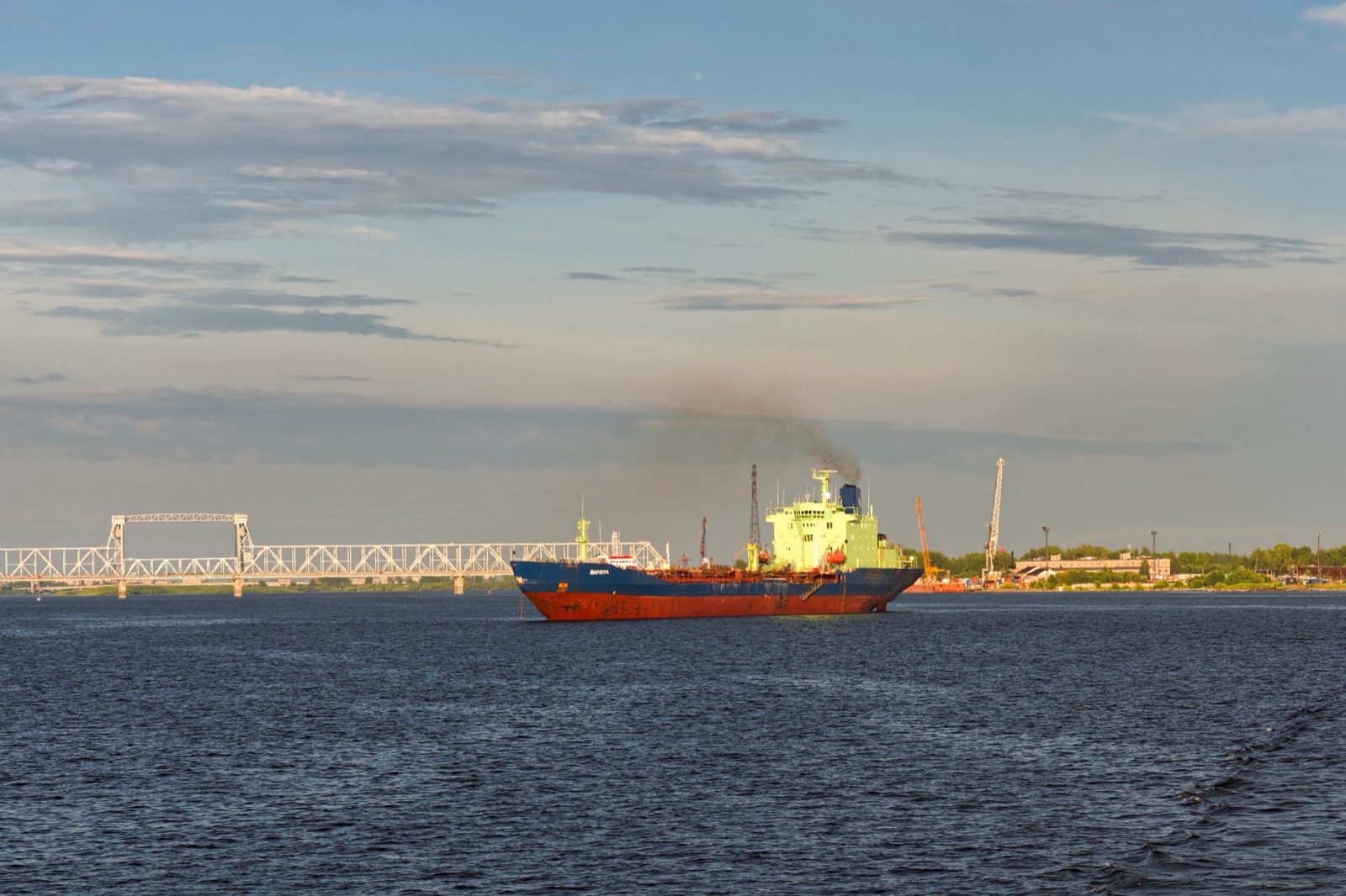 Un petrolero navega por el río Dvina del Norte, en Arcángel (Rusia).