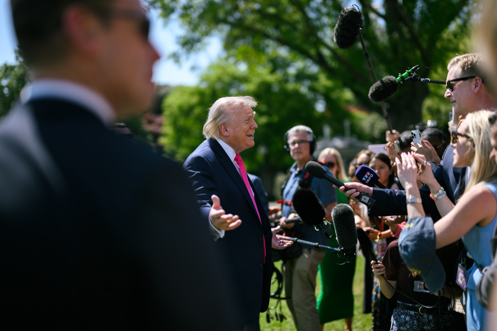 Donald Trump habla con periodistas en los jardines de la Casa Blanca en abril de 2026.