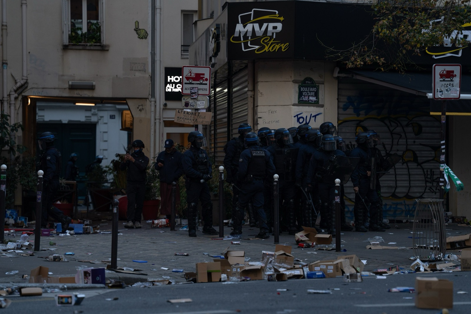 Policías antidisturbios frente a una tienda saqueada en París, el 17 de octubre de 2026.
