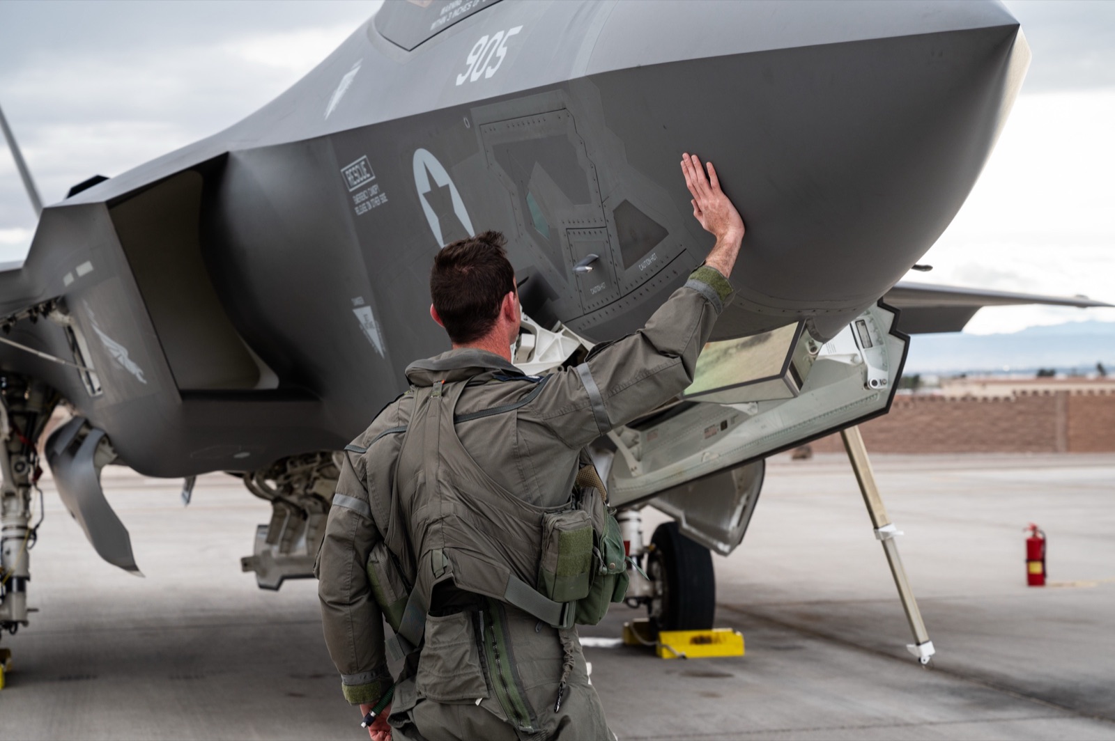 Un piloto de la Fuerza Aérea de Israel junto a un caza F-35I Adir durante un ejercicio en Nevada, en 2023.