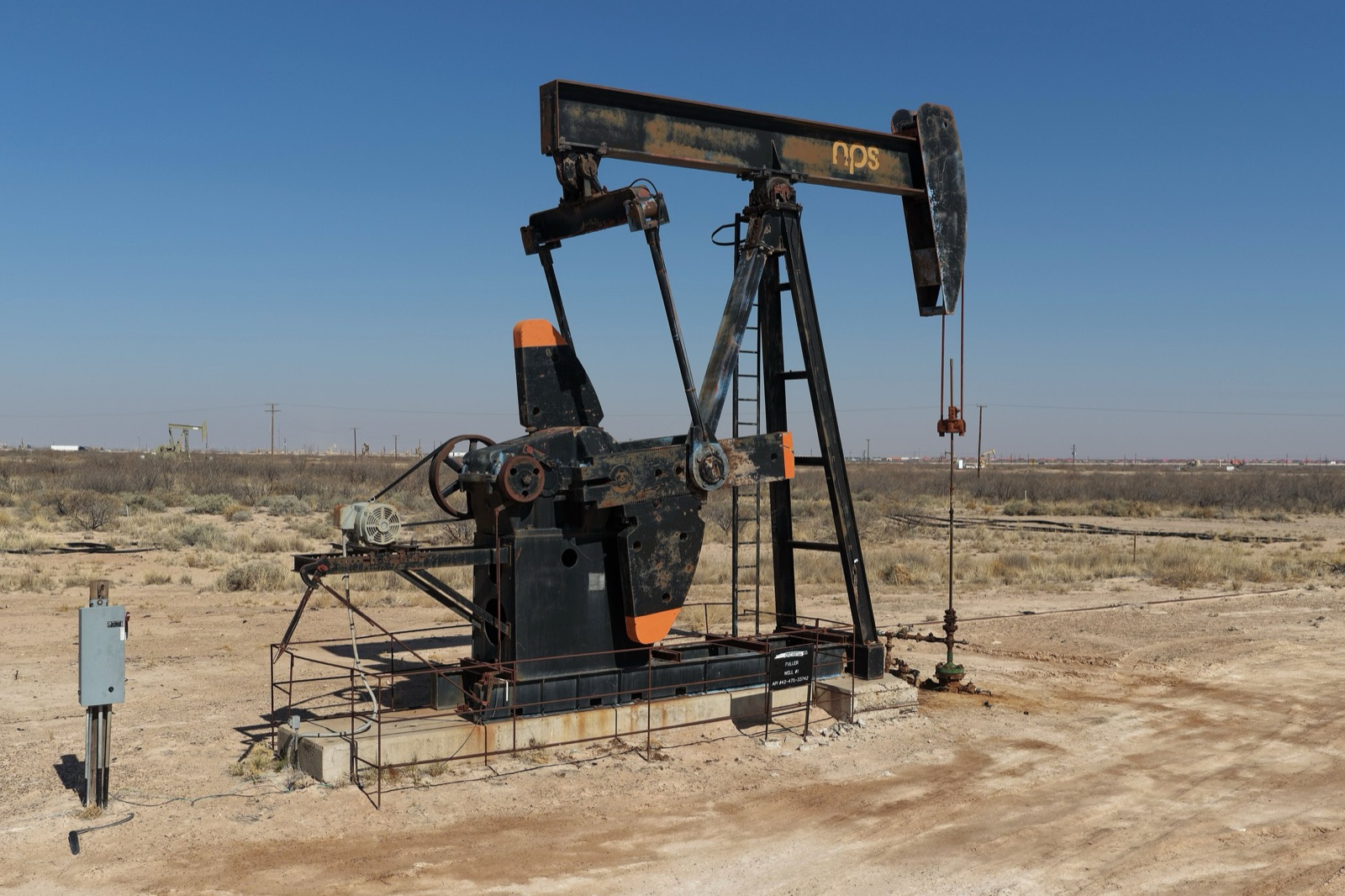 Un balancín de bombeo de petróleo en la Cuenca Pérmica, cerca de Monahans, Texas.