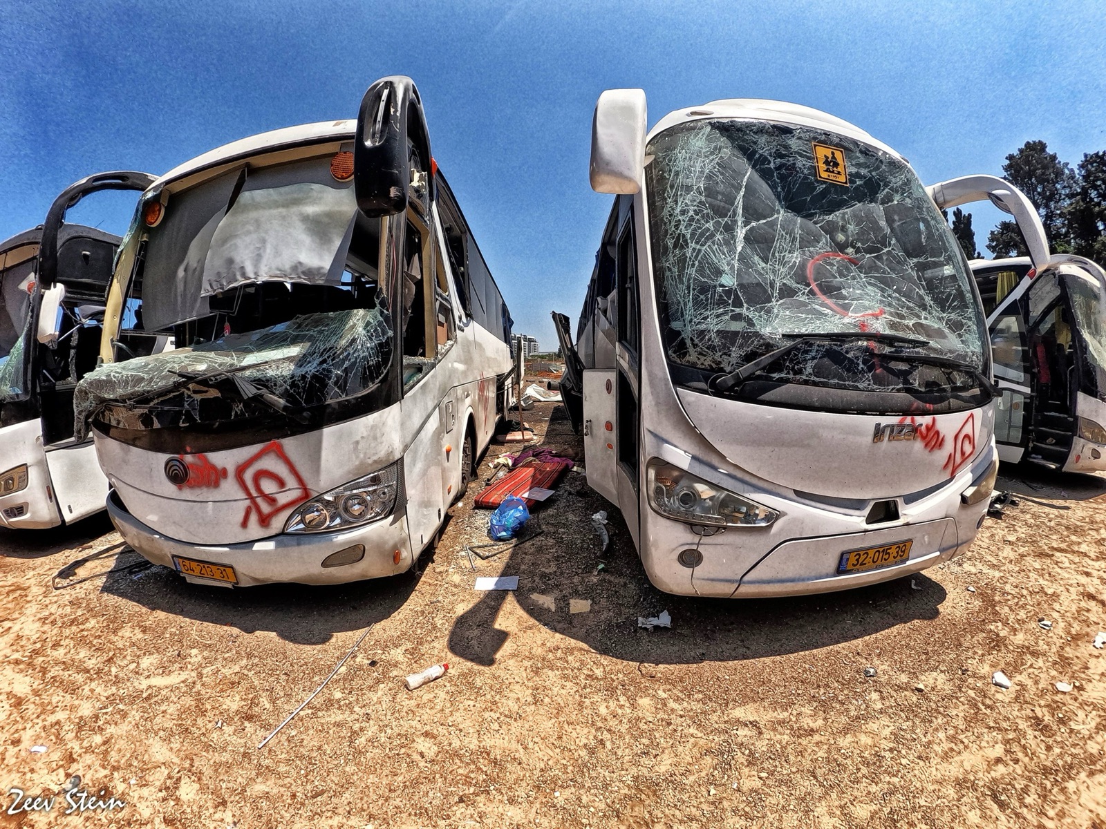 Autobuses dañados en Herzliya, Israel, tras el impacto de un misil iraní.