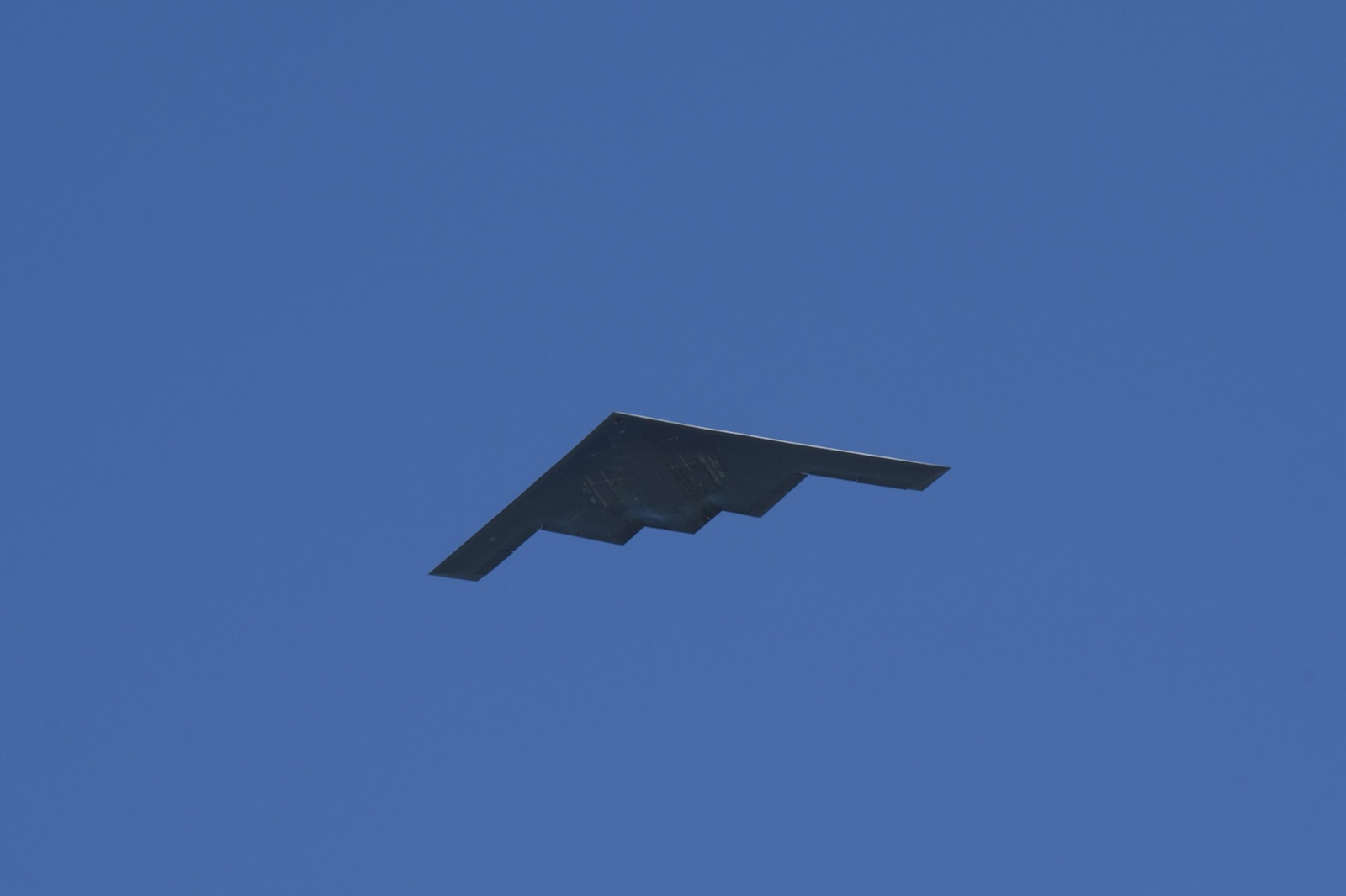Bombardero furtivo B-2 Spirit de la Fuerza Aérea de EE.UU. en vuelo sobre la base de Diego García; foto de archivo (Wikimedia Commons, dominio público).